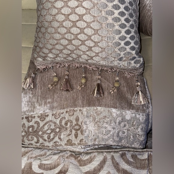 Luxurious Queen size Cream and Tan/Gray Comforter Set, Ornate,like new+3 pillows - Picture 6 of 15